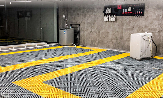Carreaux de sol en plastique polyvalents et faciles à installer pour les lave-autos