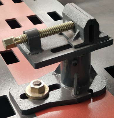 Machine de réparation de carrosserie automobile avec une longueur de table de travail de 5600 cm et une hauteur de banc de 550 cm